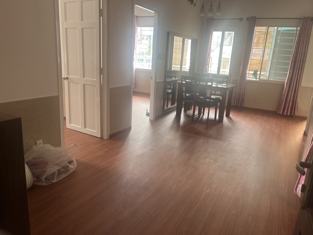 Cho thuê căn hộ chung cư 212 Nguyễn Trãi, Quận 1