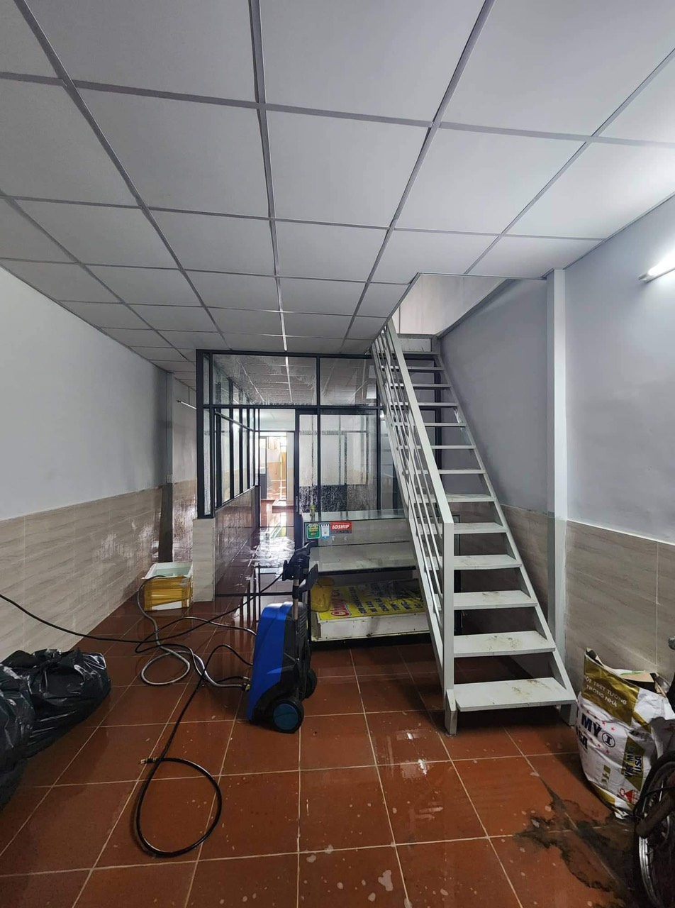 Cho thuê nhà đường Bến Vân Đồn Quận 4