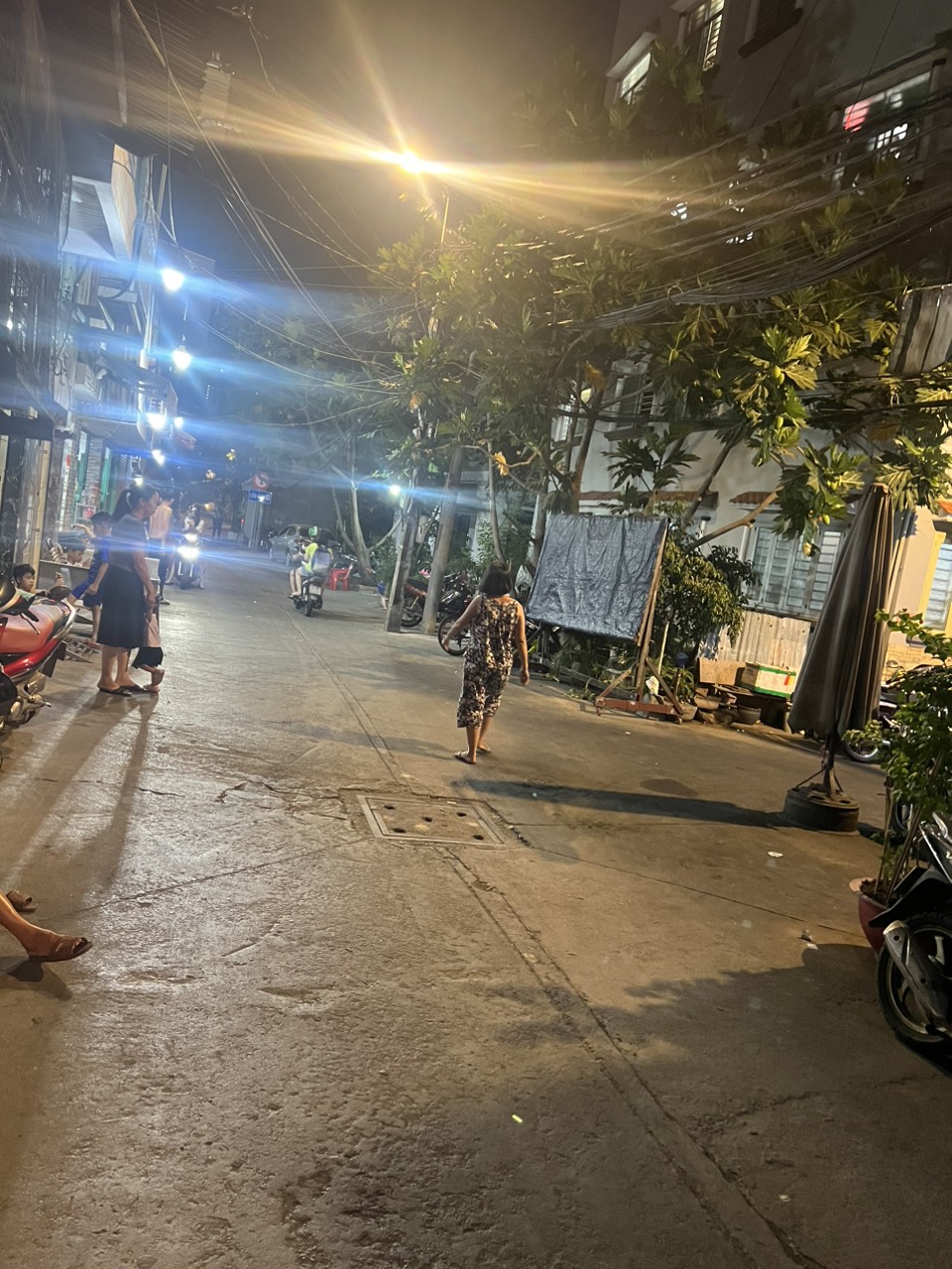 Cho thuê nhà đường Bến Vân Đồn Quận 4